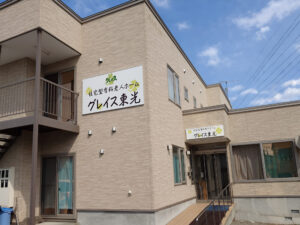 クレパス幸手の建物外観。ベージュ系の2階建て施設で、入口に看板が見える。